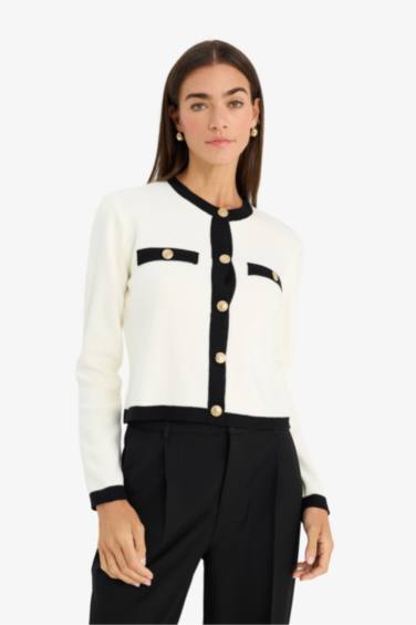 جاكيت تريكو قصة عادية بياخة مستديرة