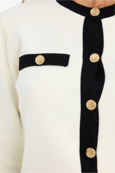 جاكيت تريكو قصة عادية بياخة مستديرة