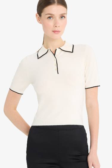 Приталенный свитер с воротником-поло