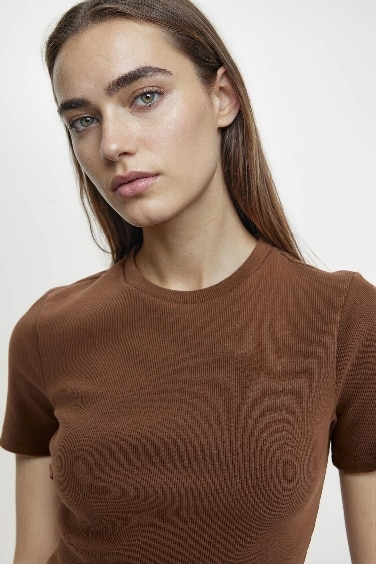 Mini Robe Bodycon à Col Rond et à Manches Courtes