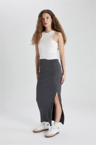 تنورة طويلة مضلع بفتحة