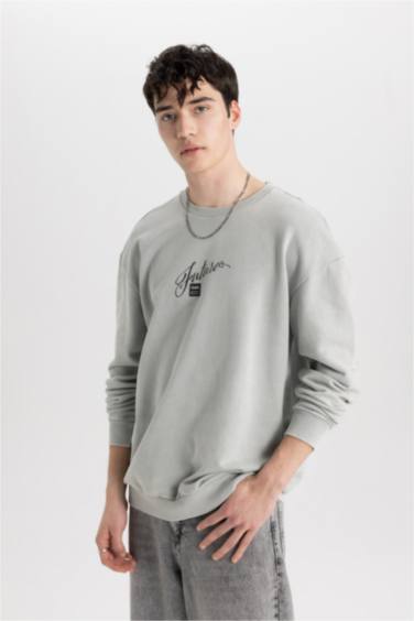 سويت شيرت بطبعة شعار قصة مريحة بياخة مستديرة