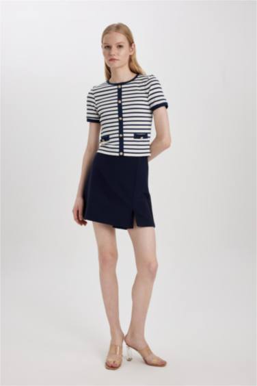 شورت جيبة بخصر عادي وفتحة