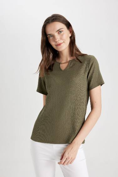 تيشيرت نص كم برقبة مستديرة وقصة عادية