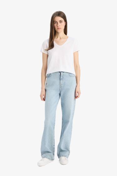 Футболка с короткими рукавами, V-образным вырезом, прямого кроя, однотонная