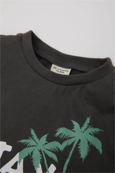 طقم تيشيرت وشورت بطبعة شعار ممشط - قطعتين