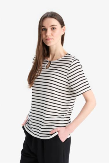 تيشيرت مخطط نص كم قصة عادية برقبة مستديرة