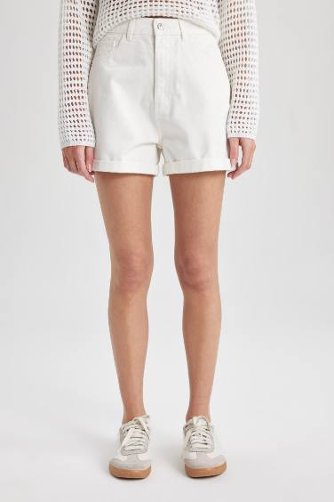 شورت أبيض موم فيت بخصر عالي وحافة مطوية