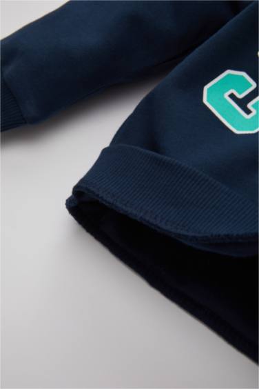 سويت شيرت بيبي اولادي بطبعة شعار قصة عادية ببطانة ناعمة كحلي