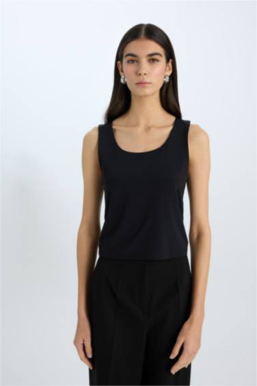 تانك توب بيزك سليم فيت بياقة مدورة