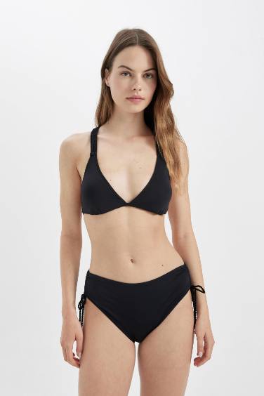 كلوت بيكيني قصة عادية من Fall In Love