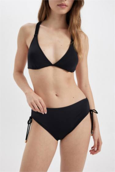 كلوت بيكيني قصة عادية من Fall In Love