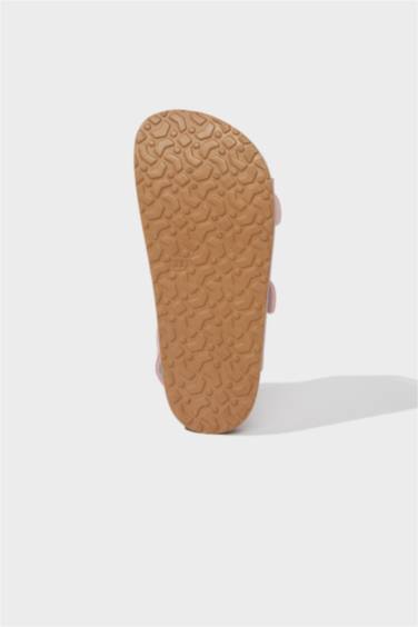 صندل بناتي بكعب مسطح