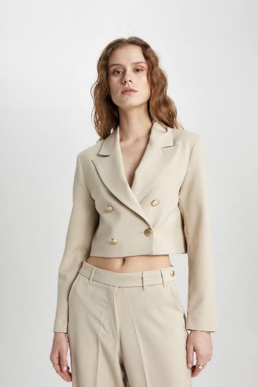 Бежевый блейзер короткий для женщин
