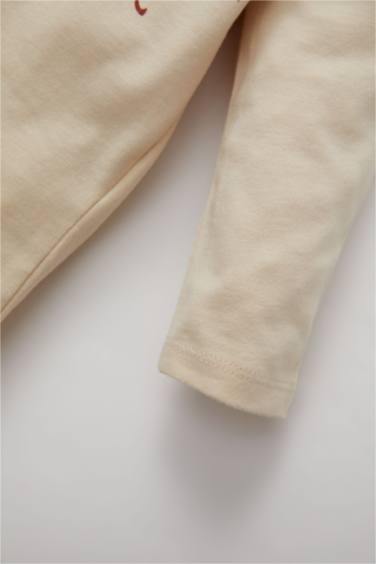 تيشيرت بريميوم ولادي كم طويل بطبعة شعار وقصة عادية