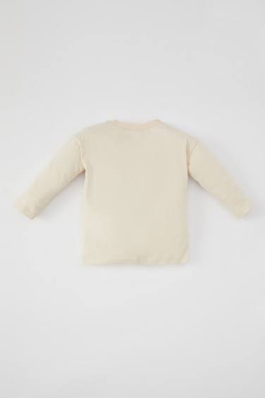 تيشيرت بريميوم ولادي كم طويل بطبعة شعار وقصة عادية