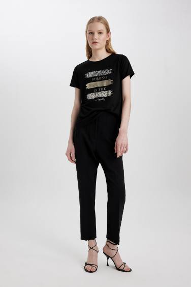 تي شيرت بطبعة حروف قصة مريحة برقبة مستديرة