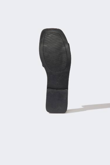 شبشب نسائي بكعب مسطح بشريط مفرد