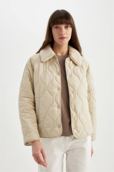 Hafif Mevsimlik Mont Kapitoneli Çıtçıtlı Cepli Suni Kürk Yaka Detaylı