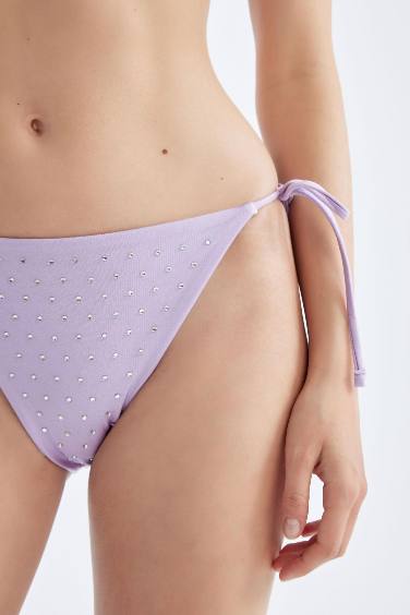 اندر بكيني قصة عادية من Fall in Love