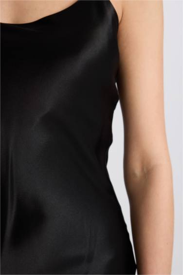 Платье-макси облегающее без рукавов из атласа с вырезом декольте