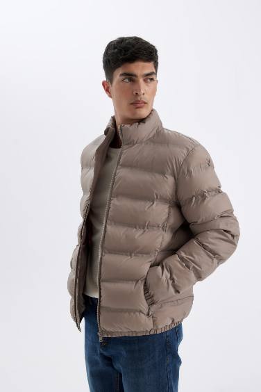 قمصلة نفخ خفيف قصة عادية بياقة عالية بسحاب وجيب