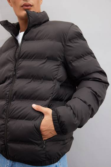 Doudoune zippée à col montant avec poches Coupe régulière