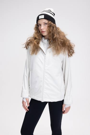 جاكيت سوفتشيل قصة عادية بكابيشون وتر برووف من DeFactoFit