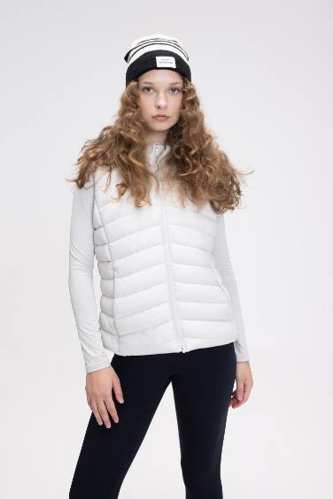 جاكيت سوفتشيل قصة عادية بكابيشون وتر برووف من DeFactoFit