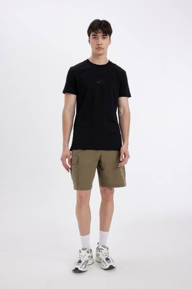 تيشيرت سليم فيت أسود مطبوع برقبة مستديرة