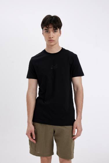 تيشيرت سليم فيت أسود مطبوع برقبة مستديرة