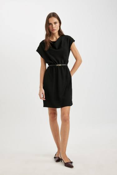 فستان قصير نص كم كريب بدون كم برقبة مع طيات