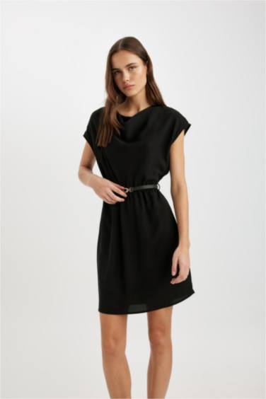 فستان قصير نص كم كريب بدون كم برقبة مع طيات