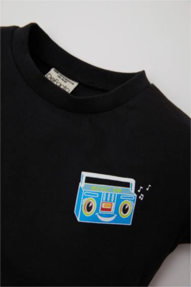 تيشيرت نص كم ولادي قصة عادية بطبعة من الخلف