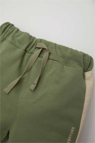 شورت ولادي بطبعة شعار قصة عادية