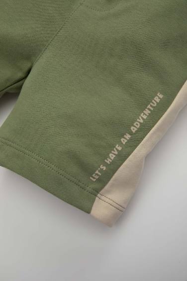 شورت ولادي بطبعة شعار قصة عادية