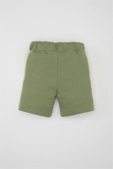 شورت ولادي بطبعة شعار قصة عادية