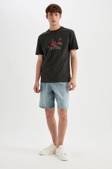 تيشيرت نص كم قصة عادية برقبة مستديرة بطبعة ديدبول