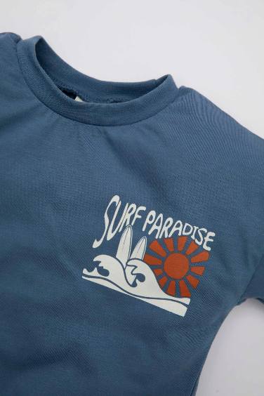 طقم بيبي اولادي بطبعة شعار قصة عادية من قطعتين