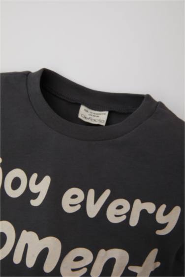 طقم ولادي تيشيرت وشورت بطبعة شعار - قطعتين