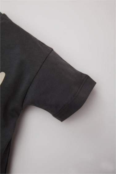 طقم ولادي تيشيرت وشورت بطبعة شعار - قطعتين