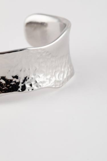 سوار نسائي فضي