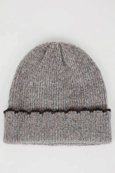 Woman Basic Knitted Beanie