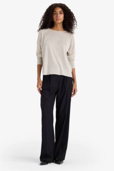 بلوفر تريكو قصة عادية برقبة مستديرة