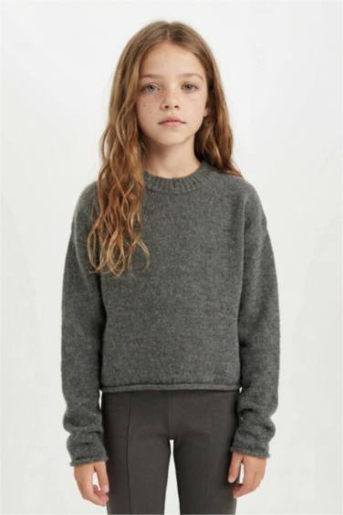 Свитер стандартного кроя с круглым вырезом для девочек
