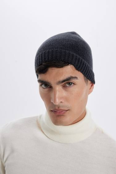 Man Basic Knitted Beanie