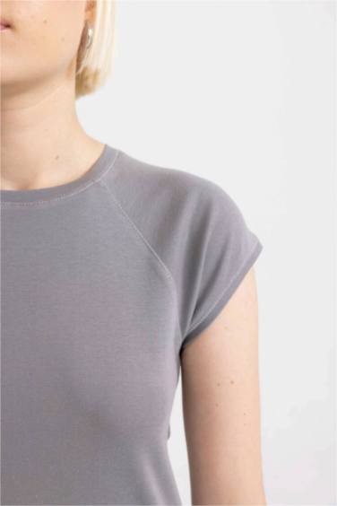 تيشيرت نص كم سليم فيت برقبة مستديرة