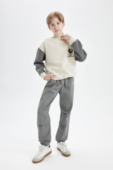 Boy Elastic Waist and Leg Pocketed Jogger Pants