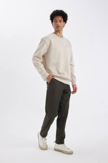 Брюки стандартного кроя с карманами карго