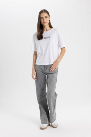 تي شيرت نص كم بطبعة شعار قصة مريحة وياقة مستديرة